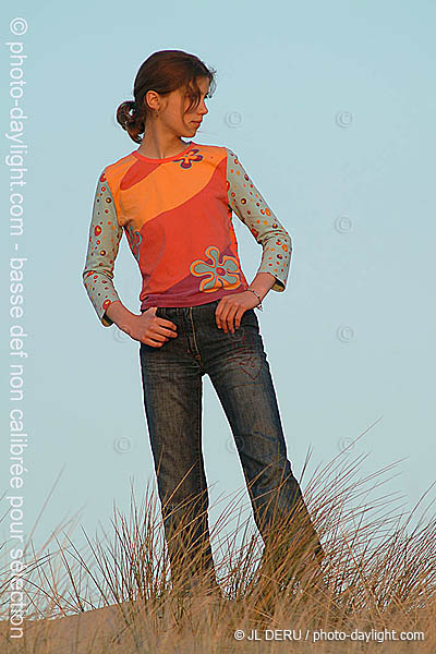 jeune fille dans les dunes - girl in the sand dune